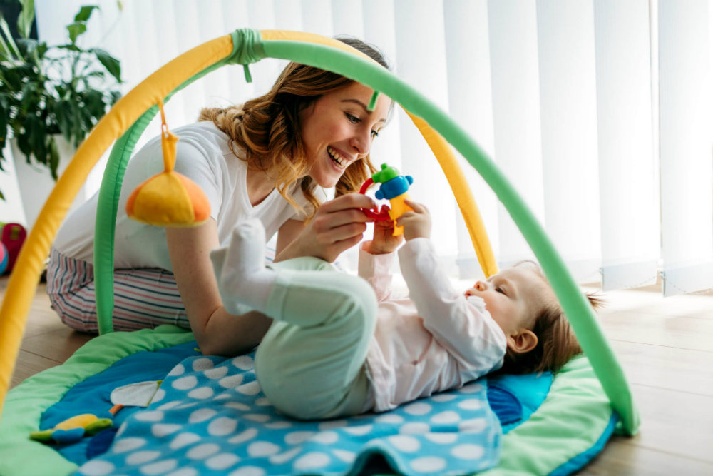 desenvolvimento cognitivo infantil - mãe brincando com bebê