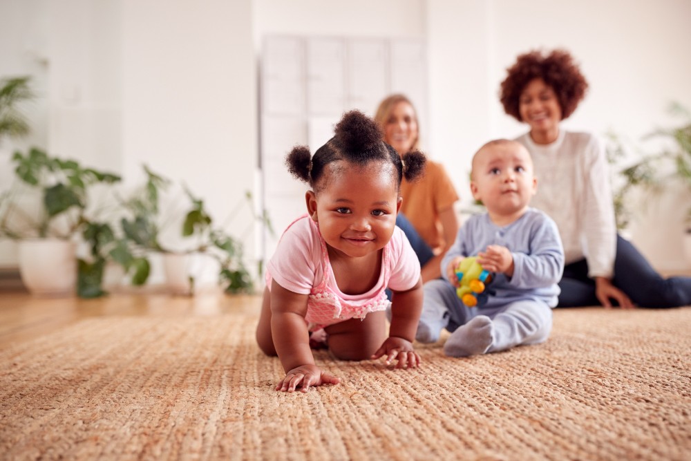 quantos meses o bebê engatinha