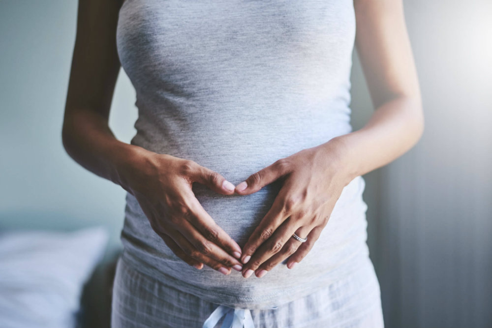 gravidez semana a semana - gestante com as mãos na barriga