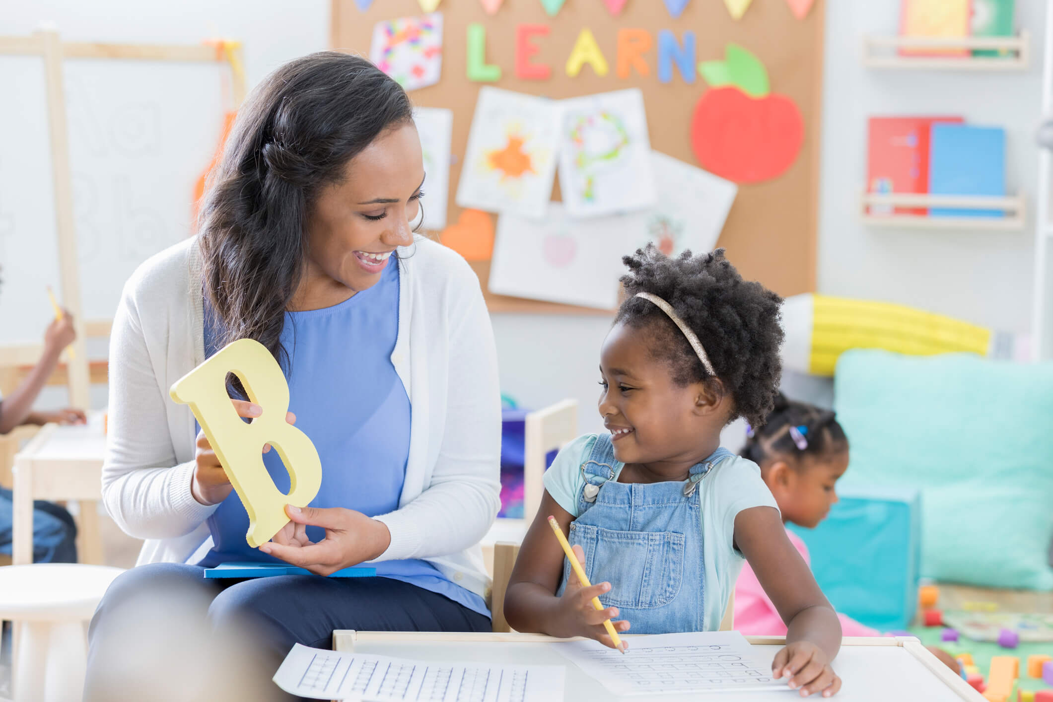 ensino bilíngue - mãe e filha brincando com letras