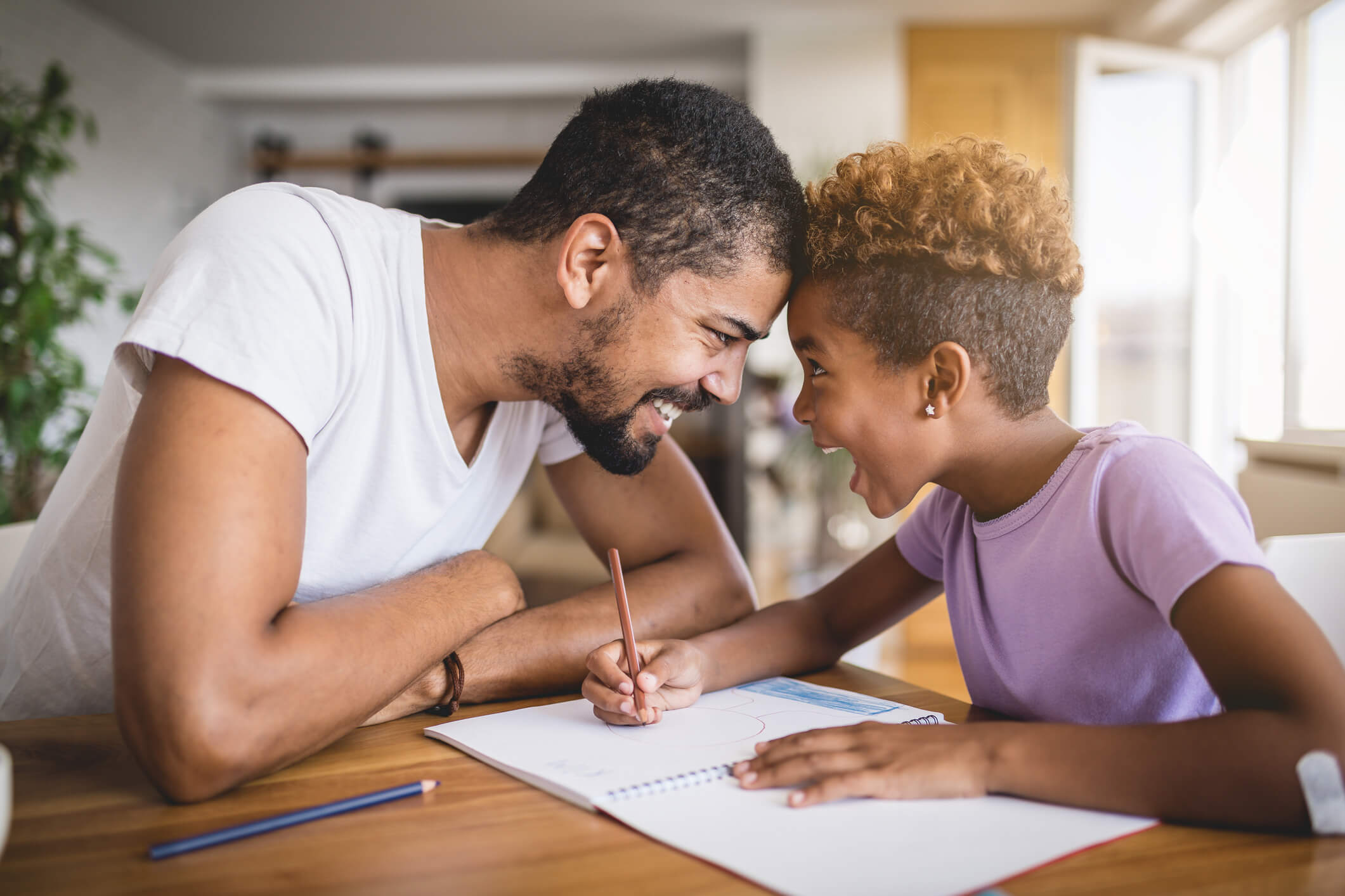 desenvolvimento escolar - pai e filha estudando