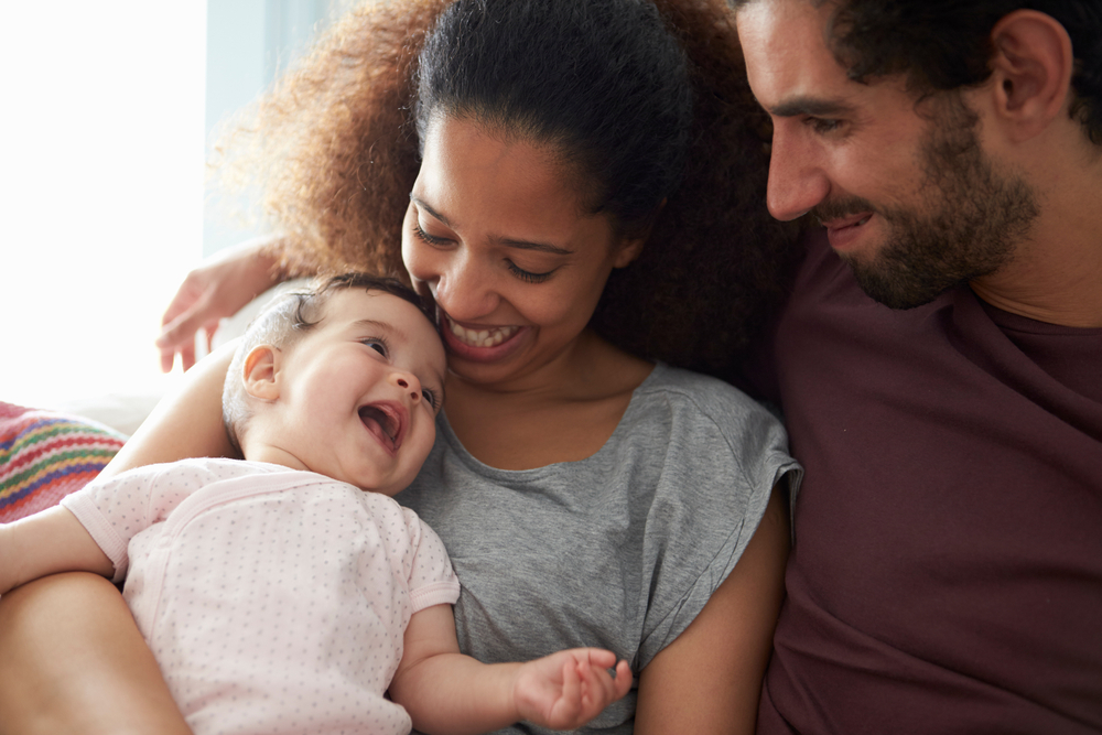 pais com bebê fazendo resoluções familiares