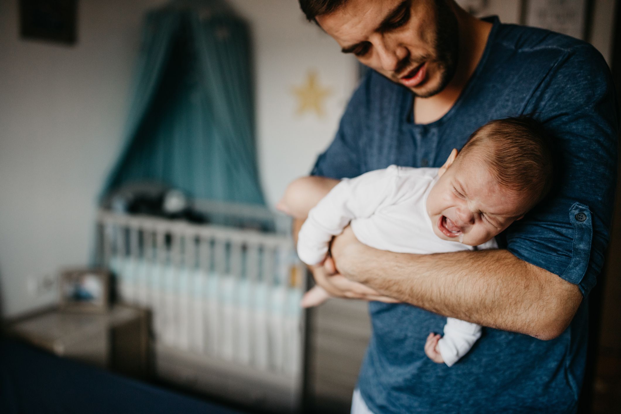 cólica em recém nascido- pai consolando bebê