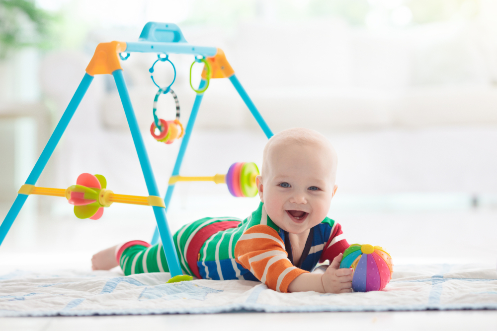 bebê brincando de bruços