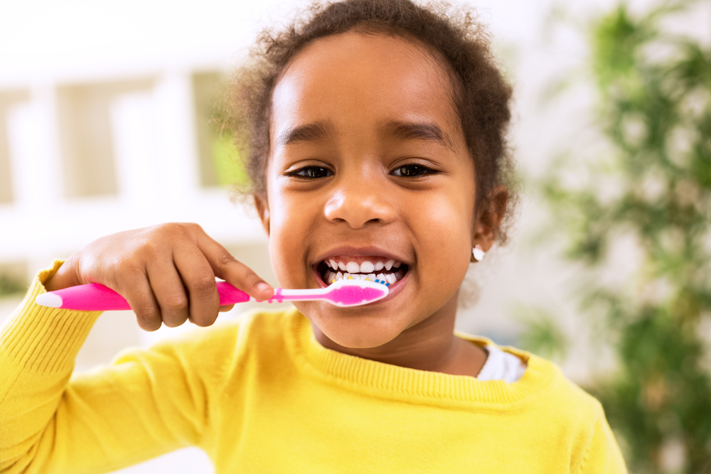 menina escovando os dentes