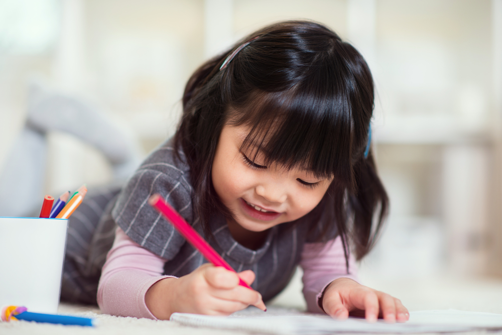 desenhos e alfabetização - menina desenhando