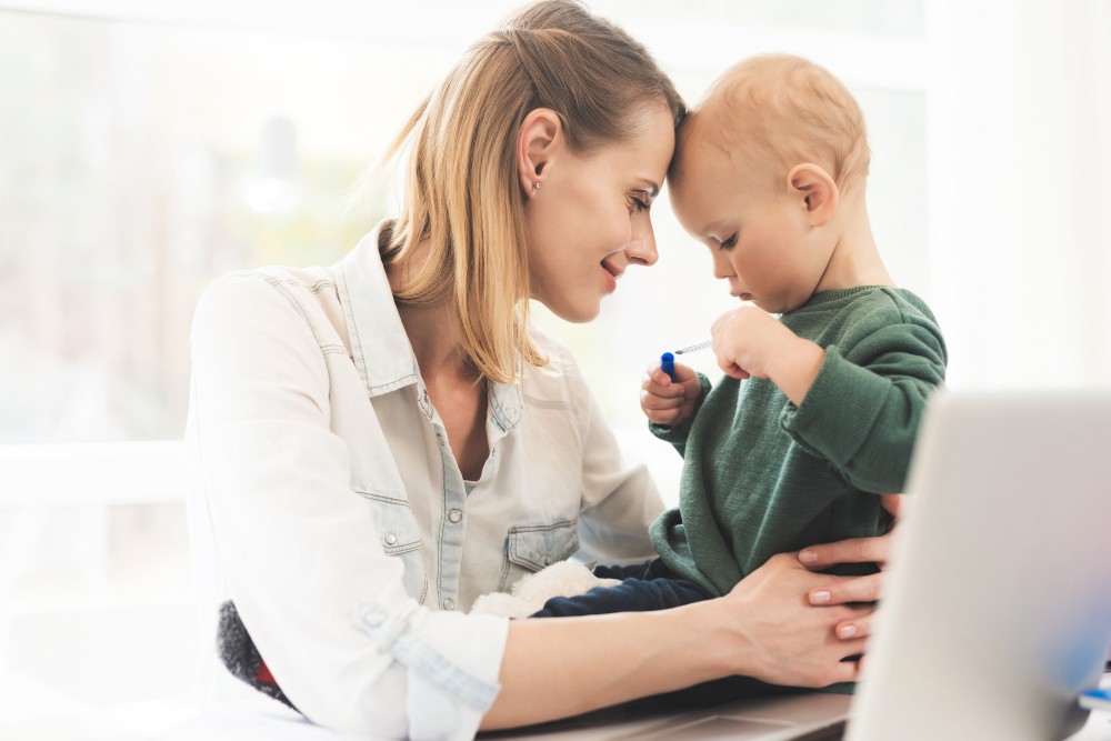 fim da licença maternidade - mãe se despedindo do bebê