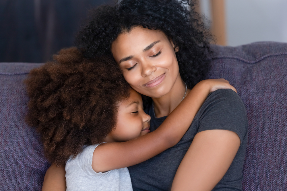 filha abraçando a mãe