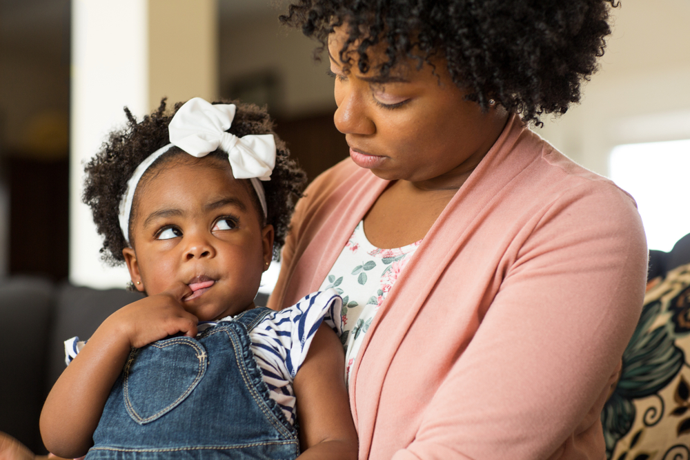 mãe disciplinando sua filha